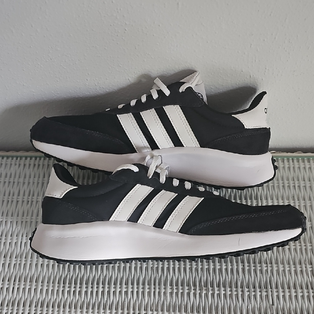 LIKE NEW! Iconic Adidas Classic Black and White Sneakers. M-8.5/W-10.